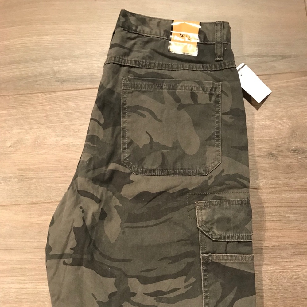 BNWT Mens Green Camo Shorts Dress